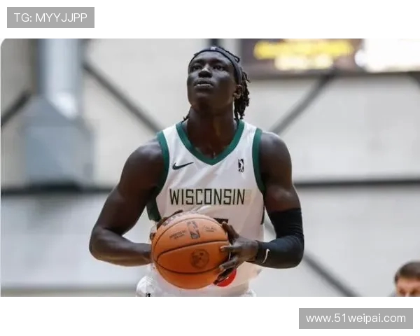 克劳福德手指插鼻挑衅 史蒂芬森霍华德爆发抱摔冲突(2)